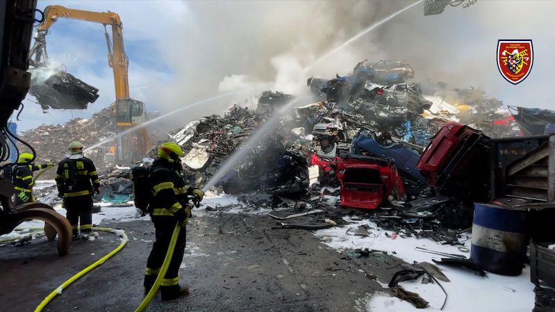 Hasiči v noci dohasili rozsáhlý požár autovrakoviště v Ostravě